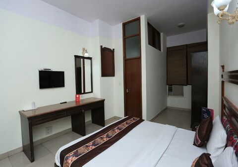 Hotel Batra Palace (2 min. walk from Railway Station and Bus Stand)