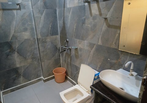 Hotel opm and restaurant