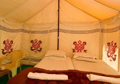 Garjha Hill Sigh, Belling | Tents & Caretaker