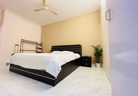 Roof Top 2 Bedroom Apartment With Free Parking