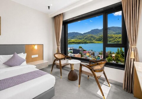 Hotel Himalayan with Ganga View Rooms - 2 minutes walk to Ganga Ghat