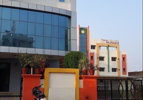 HOTEL RAJ PALACE