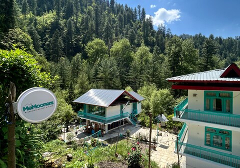 Memooners Riverside Hotel & Cafe