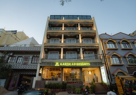 Hotel Q Saina Aarokan Heights - Pure Veg