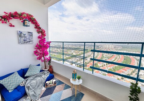 Cozy Santorini Inspired Stay Near Expo Mart