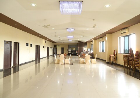 Hotel O Rani Durgawati Crossway Formerly Orient Palace