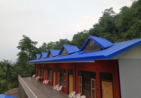 whistling woods resort