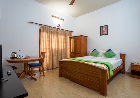 Itsy Hotels Classiyo Munnar Crown Resorts With Balcony