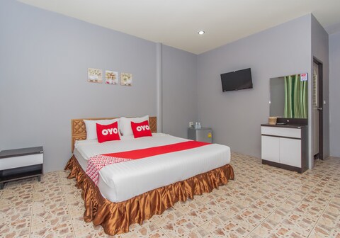 OYO 650 At Night Pranburi