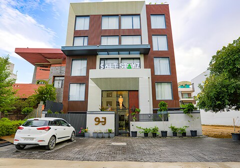 Saltstayz Premier - Cyber Hub