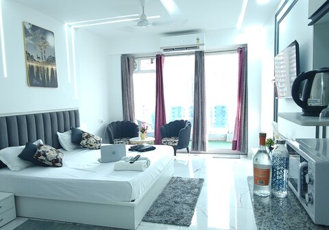White suite studio