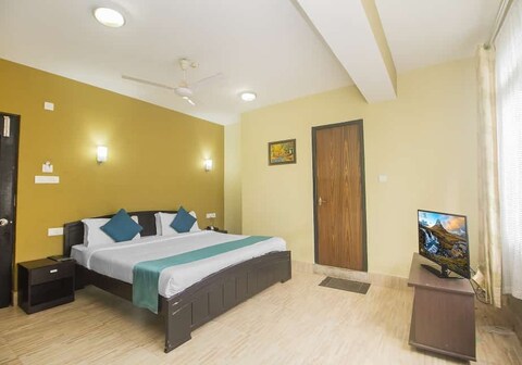 Hotel Villa Royalle | 1.2 Km from MG Marg