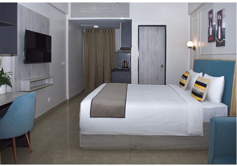 Modern Studio with kitchenette & cozy seating