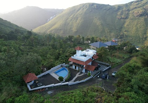 Woods Vagamon - Pvt Pool Resort Villa in Vagamon