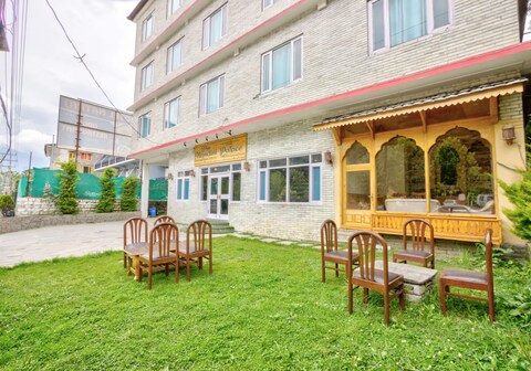 Nandini Palace - 5 minute's drive to Mall Road