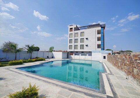 Hotel Moon Valley & Bar