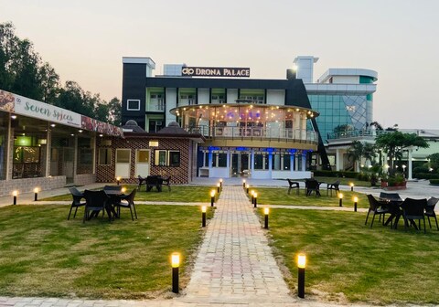 Hotel Drona Palace