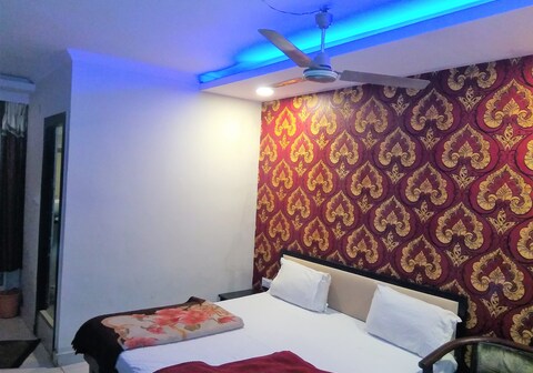 Hotel Gupta and Sip n Dip Bar