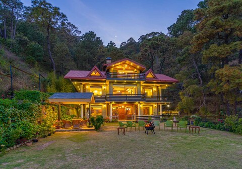 StayVista at Tulip @ Floradale W/ Jacuzzi & Wood-Fire Pizza