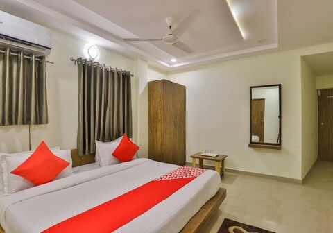 Hotel the Rajshree, Ashram Rd