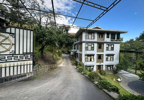La Bougainvillea Garden Retreat with Swimming pool