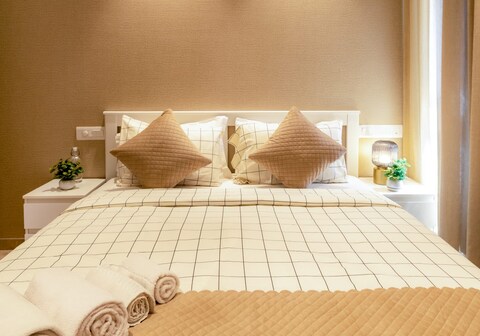 1Bhk Royal Apartment In Regent Hill C