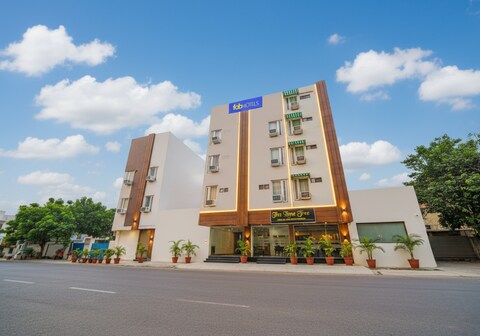 FabHotel Lime Stay - Nr. Yashobhoomi Convention Centre