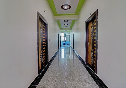 OYO 817493 Hotel Om Palace