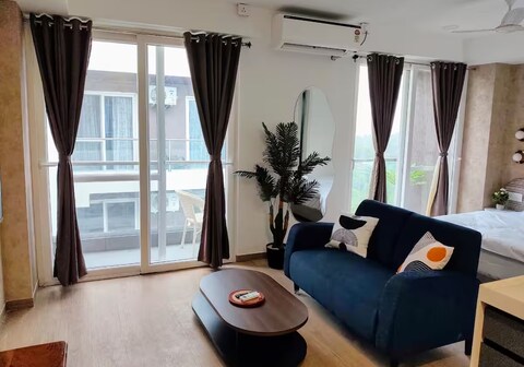Walnut: Furnished Private Studio w View Nr Airport