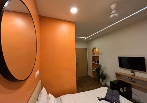 Stylish Luxe Studio Apt Step away from Carter Road