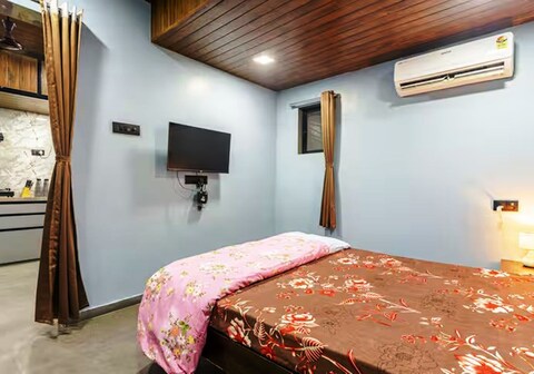 Studio Apartment Near Juhu 1002