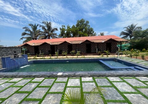 Peacock Inn Huts with Field view