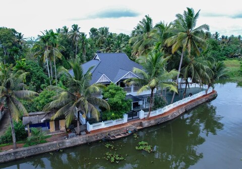Manthra Homestay Lake view