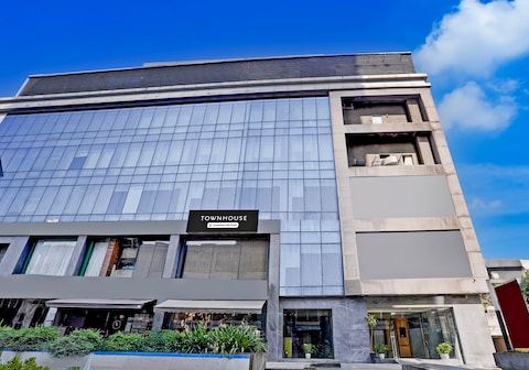 Super Townhouse PBG Mall Vashi