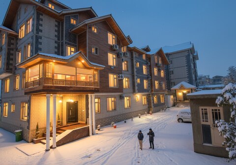 Hotel Home in Paradise !! 5 minutes walk to railway station !!