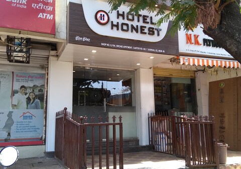 Hotel Honest (MALE ONLY)