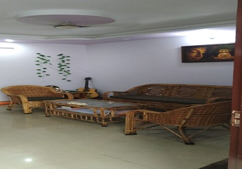 Satya Palace Hostel | Rooms & Guided Treks
