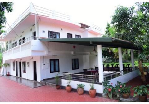 Dewdrops Farm Stay | Rooms & Guided Treks