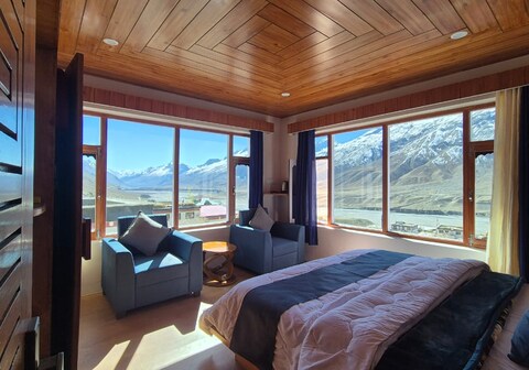 The White Mountain Stays & Cafe, Key