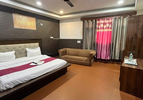 Hotel Royal Plaza, 4 min from Chandigarh Railway Station