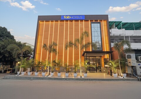 FabHotel Yellow Courtyard