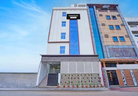 Townhouse Vikas Nagar Lucknow Formerly Wave BLU