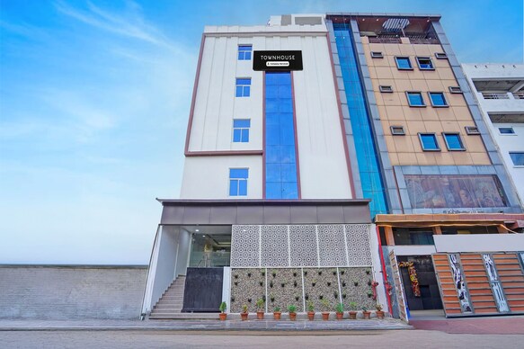 Super Townhouse Vikas Nagar Lucknow Formerly Wave BLU