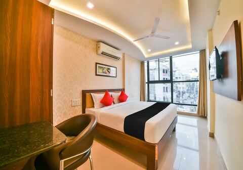 Hotel Golden Feather