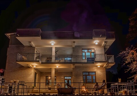 Freestays Luxury Stays by HomeyHuts