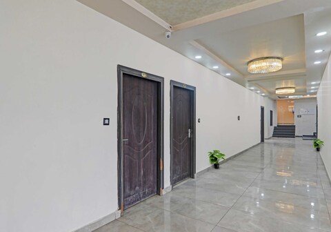 OYO Flagship Hotel DDS Lawn