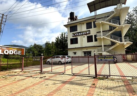 STAYMAKER Sri Swarna Darvi Stay