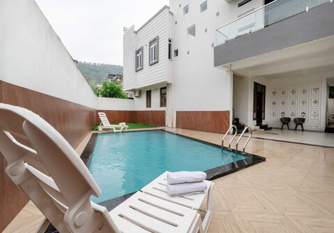 Sunset View 5bhk Villa by DanCenter | Pvt Pool | Udaipur