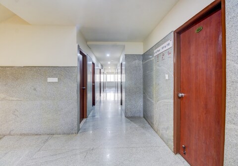 Super Hotel O NAR Comforts Near KSR Railway station