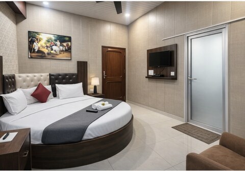 Hotel Royal Plaza, 4 min from Chandigarh Railway Station